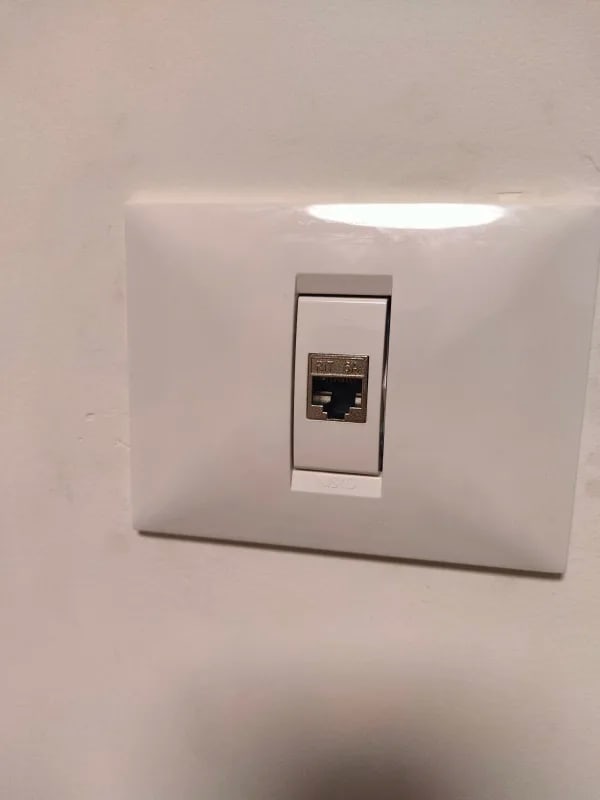 שקע רשת בקיר לחיבור כבל תקשורת